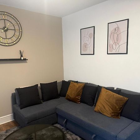 Home Sweet Home In Rg1 With Free Parking Reading Esterno foto