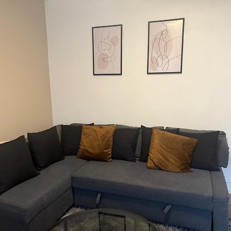 Home Sweet Home In Rg1 With Free Parking Reading Esterno foto