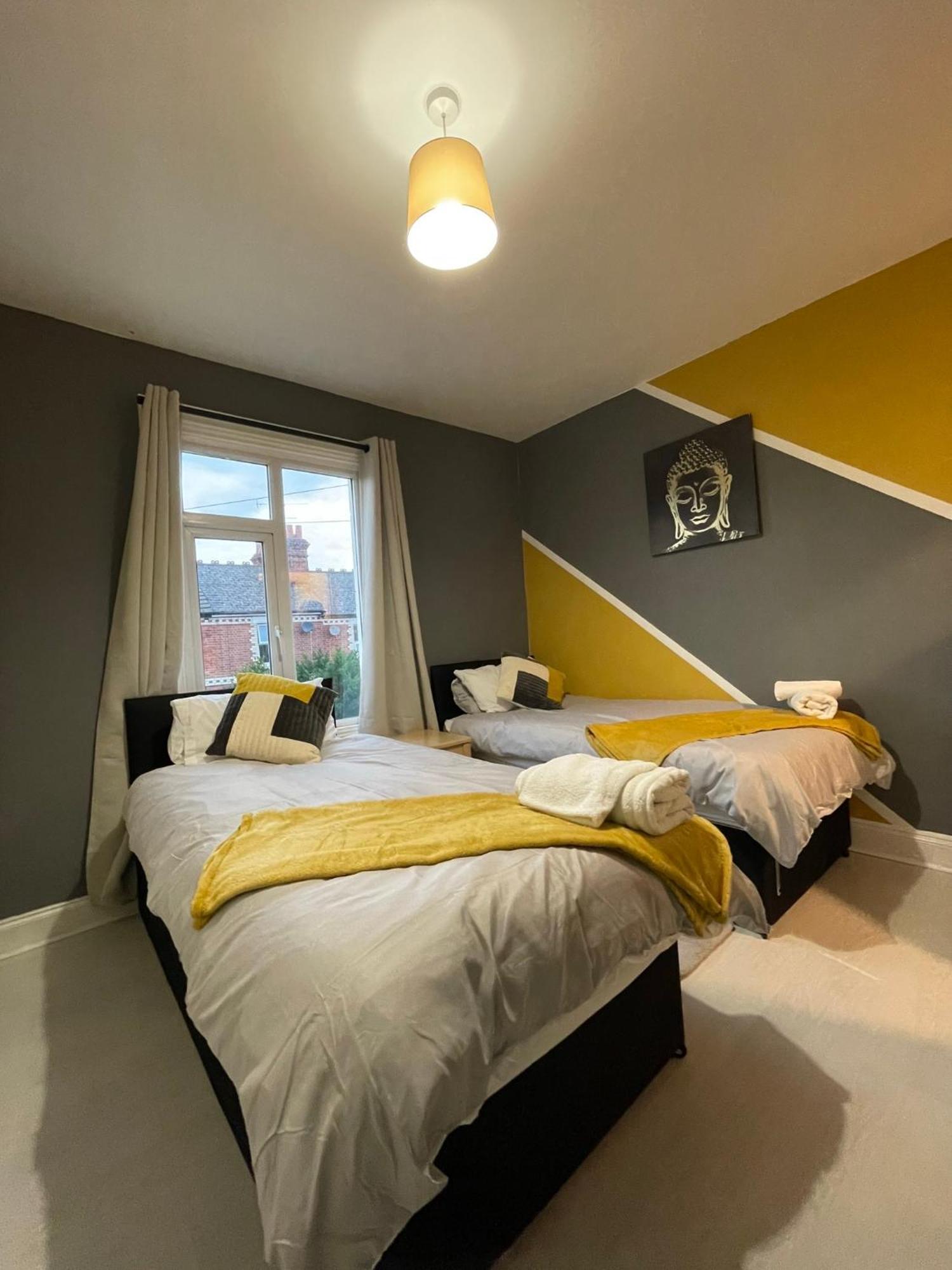 Home Sweet Home In Rg1 With Free Parking Reading Esterno foto
