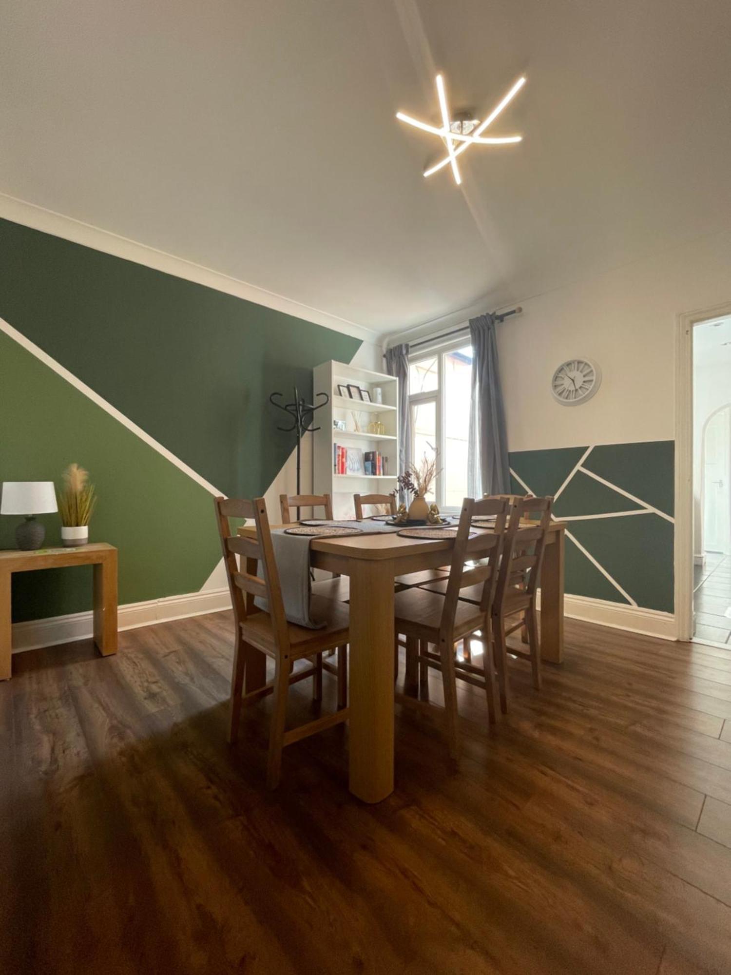 Home Sweet Home In Rg1 With Free Parking Reading Esterno foto